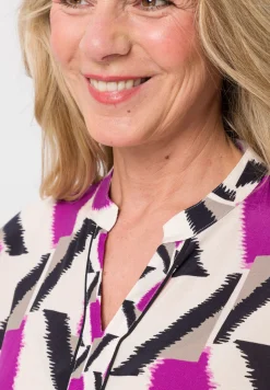 Bluse mit femininem Stehbund