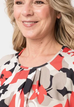 Blusenshirt mit modernem Blütendesign