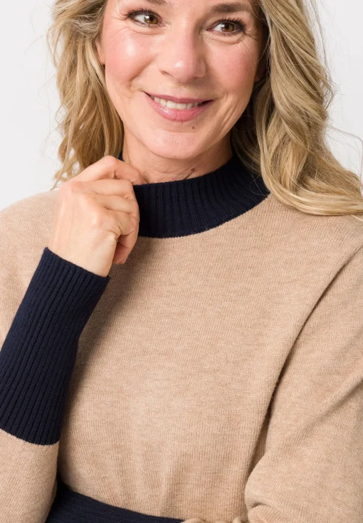 Strickpullover mit abgesetzten Bündchen